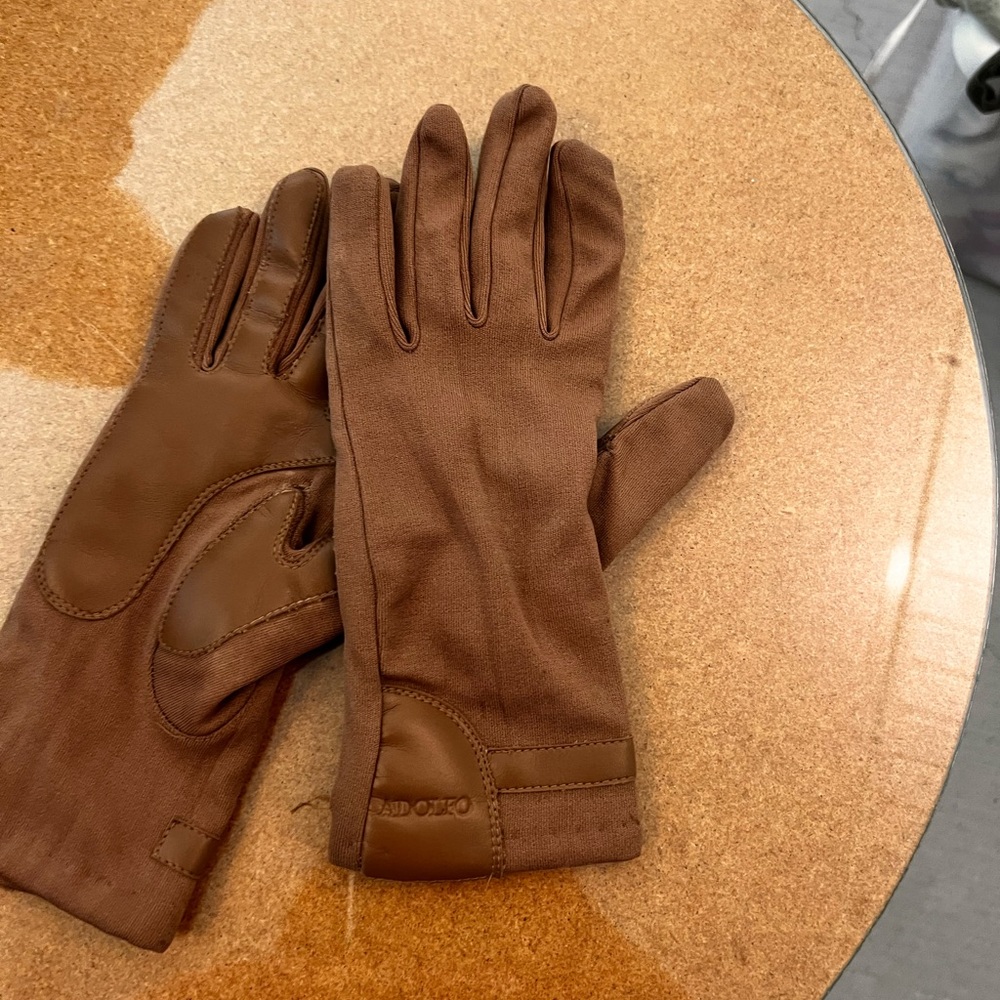 20% off listed price. Women’s driving gloves. Medium size